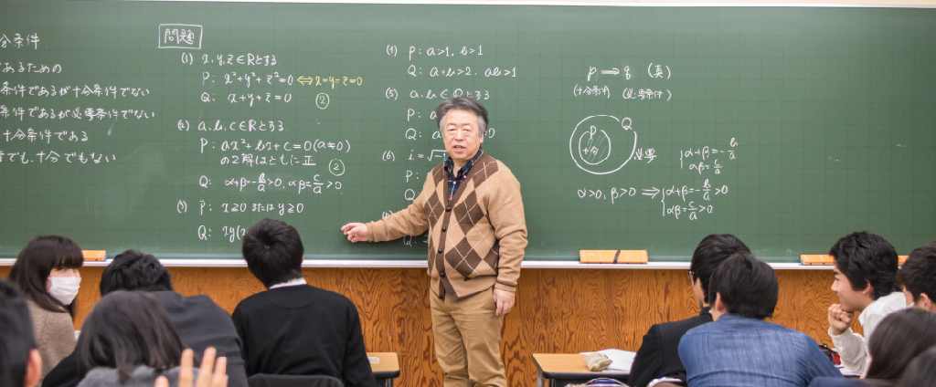 考和塾の大教室で講義する中村幸造塾長